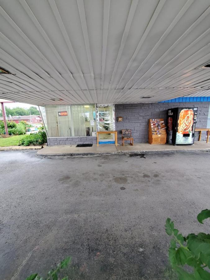 Gray Plaza Motel West Frankfort Buitenkant foto